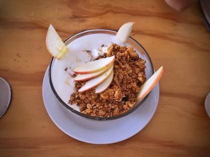 Granola cu fructe și iaurt