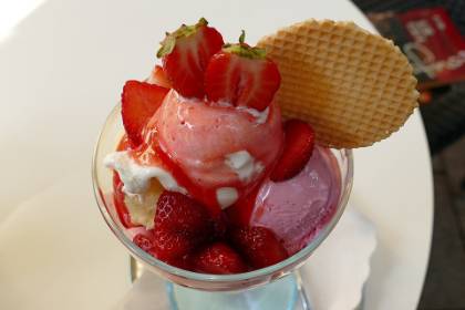 Cupă de înghețată de fructe