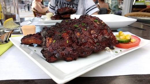 Coastă de porc înăbușită în bere